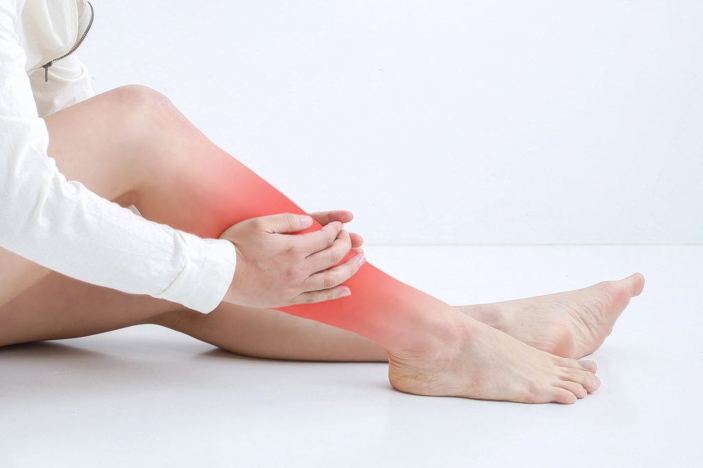 Imagen de una mujer con dolor de piernas
